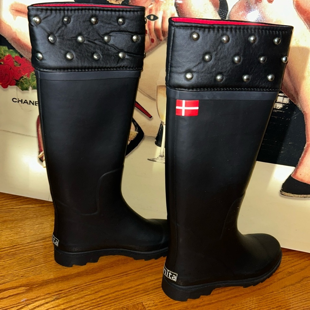 Sanita woman’s Size 36 Euro and 5 us clogs/rubber boots 🖤🖤❤️❤️